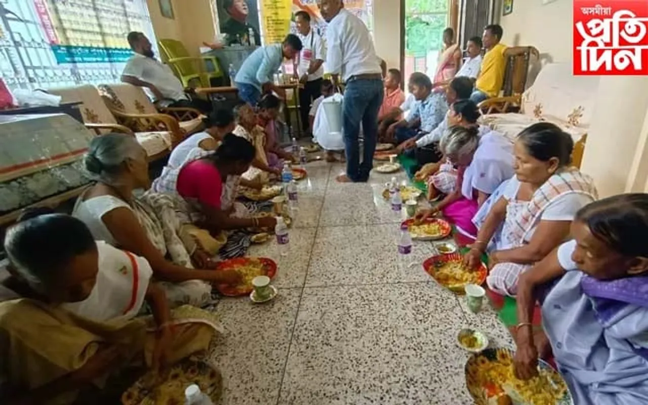 সদৌ অসম গাড়ীচালক সন্থাৰ ব্যতিক্ৰমী কাৰ্যসূচী: বৃদ্ধাশ্রমৰ আইমাতৃলৈ খাদ্য-বস্ত্ৰ উপহাৰ…