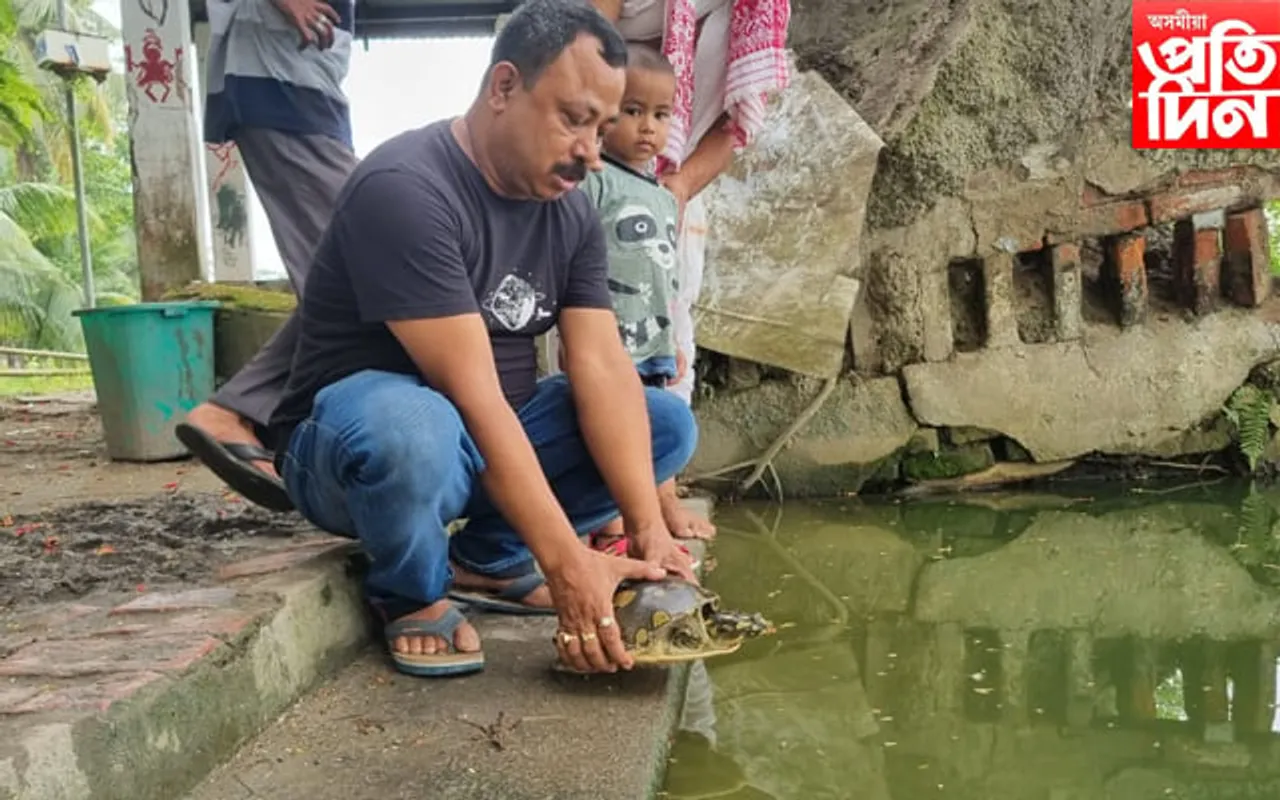 প্ৰকৃতিপ্ৰেমী ব্যক্তিয়ে কাছ এৰি দিলে বটদ্ৰৱা থানৰ আকাশী গংগাত…