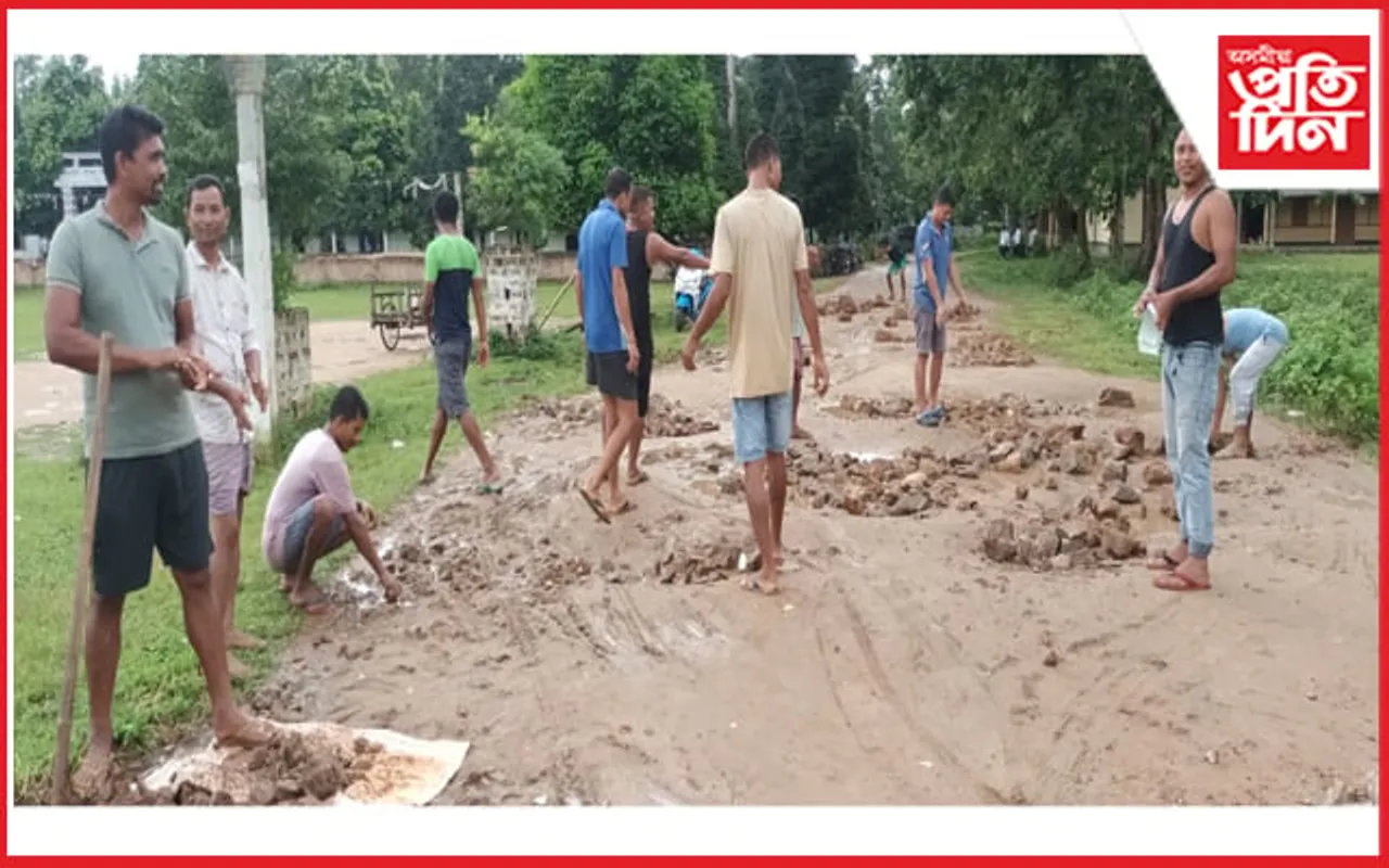 বকোত ৰাইজেই মেৰামতি কৰিলে বিধ্বস্ত পথ….