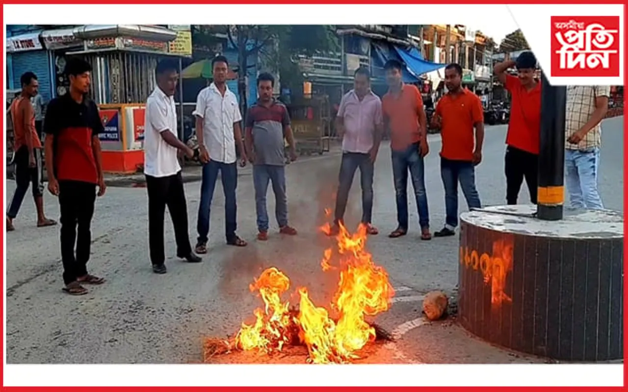 ঢকুৱাখনাত প্ৰতিকৃতি জ্বলিল আঙুৰলতা ডেকাৰ…