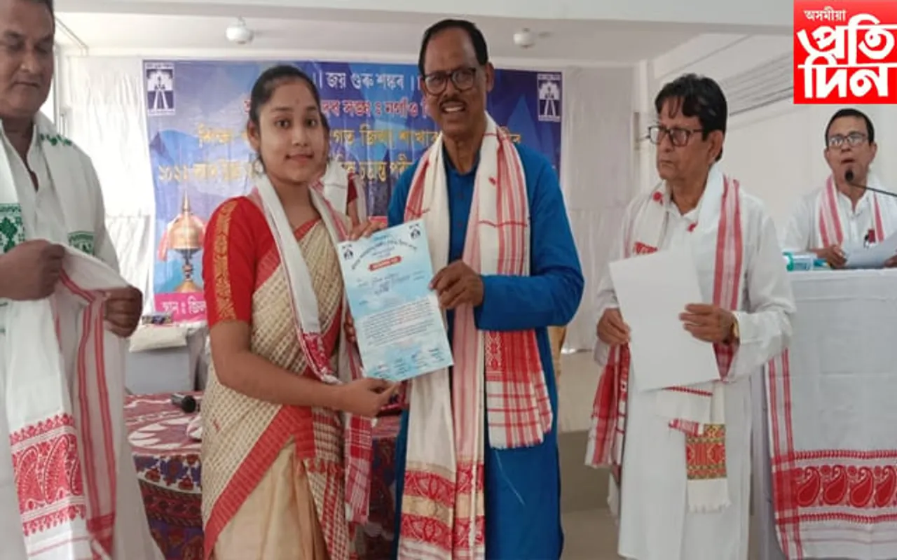 শ্ৰীমন্ত শংকৰদেৱ সংঘৰ নগাঁও জিলা শাখাৰ উদ্যোগত কীৰ্ত্তিমান ছাত্ৰ ছাত্ৰীক সম্বৰ্ধনা…