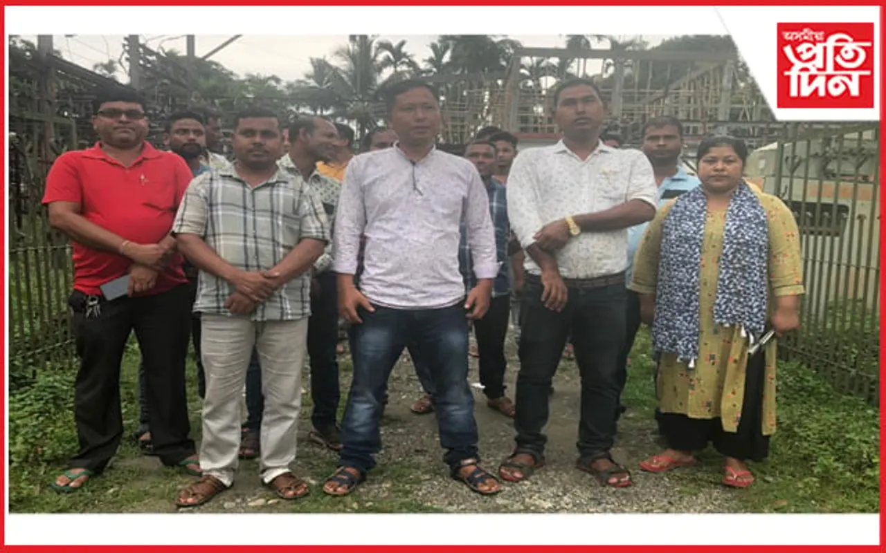 চাকৰি স্থায়ীকৰণৰ দাবীত মাজবাটত অস্থায়ী বিদ্যুৎ কৰ্মচাৰীৰ প্ৰতিবাদ