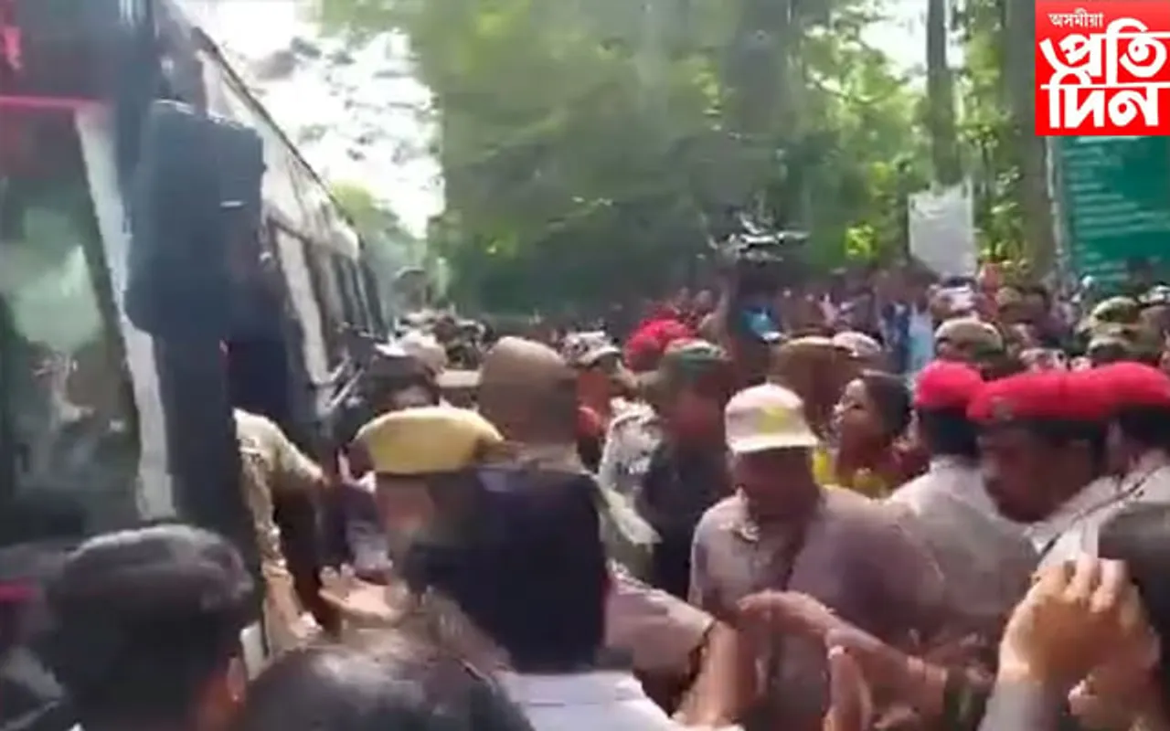 পৰীক্ষাৰ ফলাফলত ব্যাপক বিসংগতিঃ গুৱাহাটী বিশ্ববিদ্যালয়ৰ সন্মুখত প্ৰতিবাদী শিক্ষাৰ্থীক আৰক্ষীৰ প্ৰহাৰ…