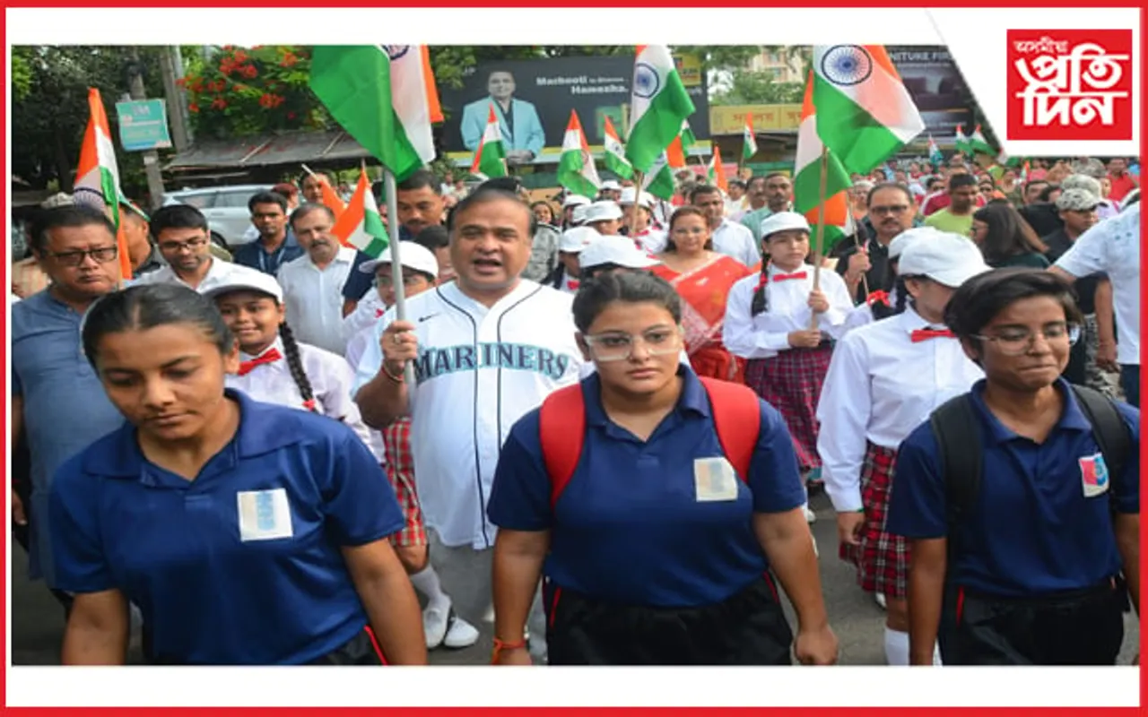 পুৱাই ত্ৰিৰংগা হাতত লৈ শিক্ষাৰ্থীৰ লগত সমদলেৰে ওলাই আহিল মুখ্যমন্ত্ৰী হিমন্ত বিশ্ব শৰ্মা…