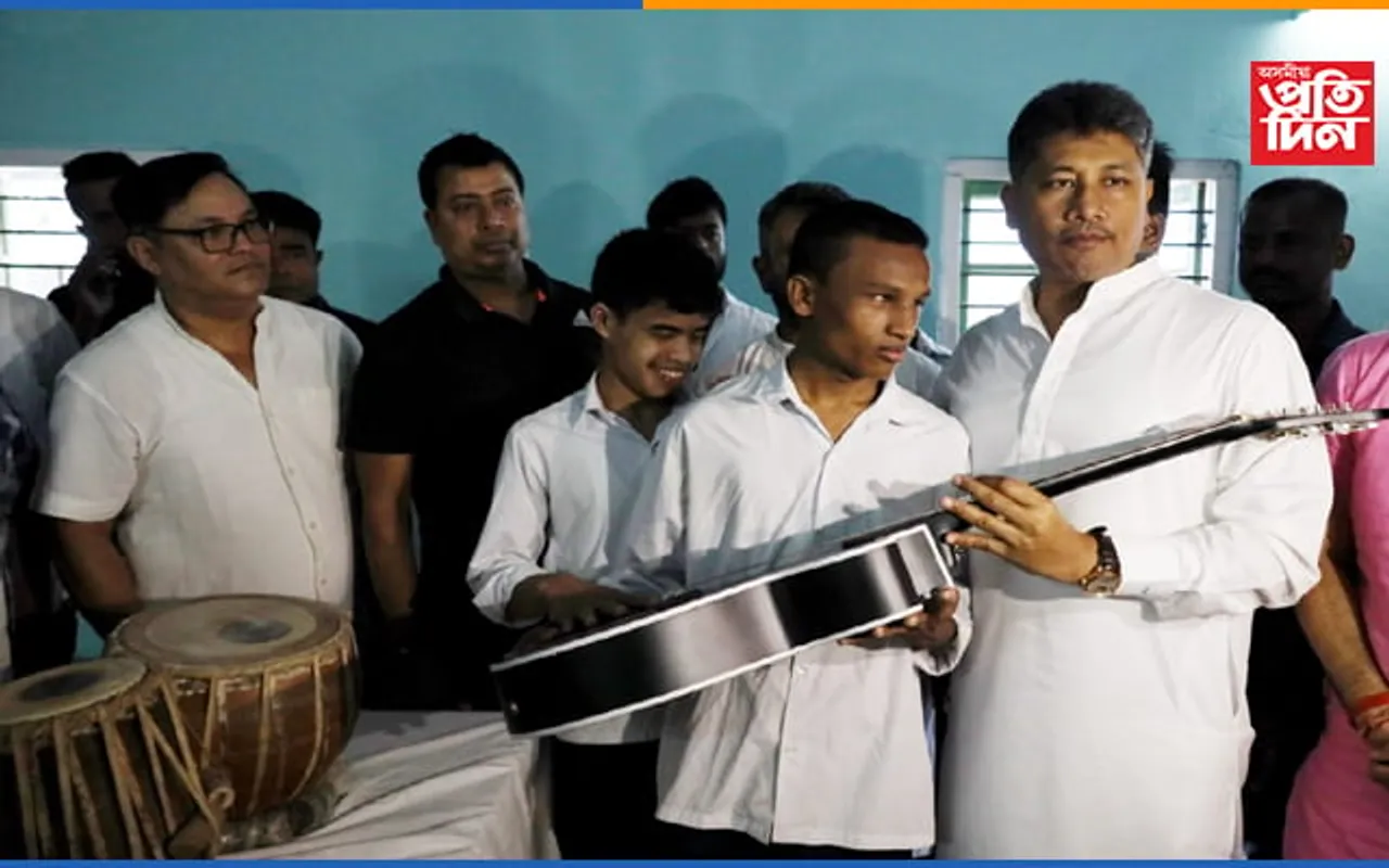 প্ৰতিশ্ৰুতি পূৰণ কৰি দৃষ্টিহীন বিদ্যালয়ত শিক্ষাৰ্থীয়ে বিচৰা অনুসৰি বাদ্যযন্ত্ৰ প্ৰদান কৰিলে মন্ত্ৰী হাজৰীকাই