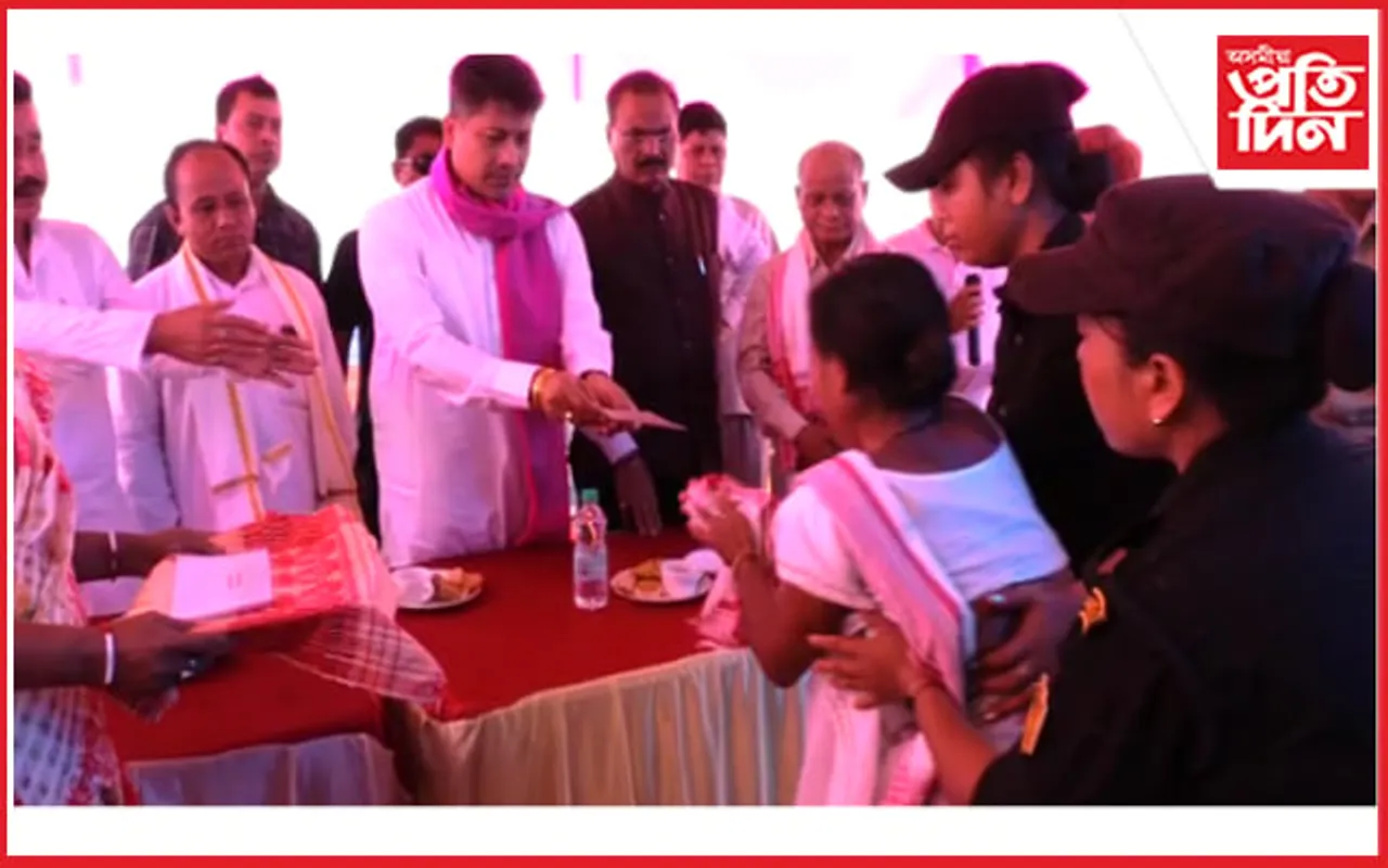 মণিপুৰৰ ভূমিস্খলনত নিহত, আহতক মন্ত্ৰী পীযুষ হাজৰিকাই প্ৰদান কৰিলে চৰকাৰী সাহাৰ্যৰ চেক