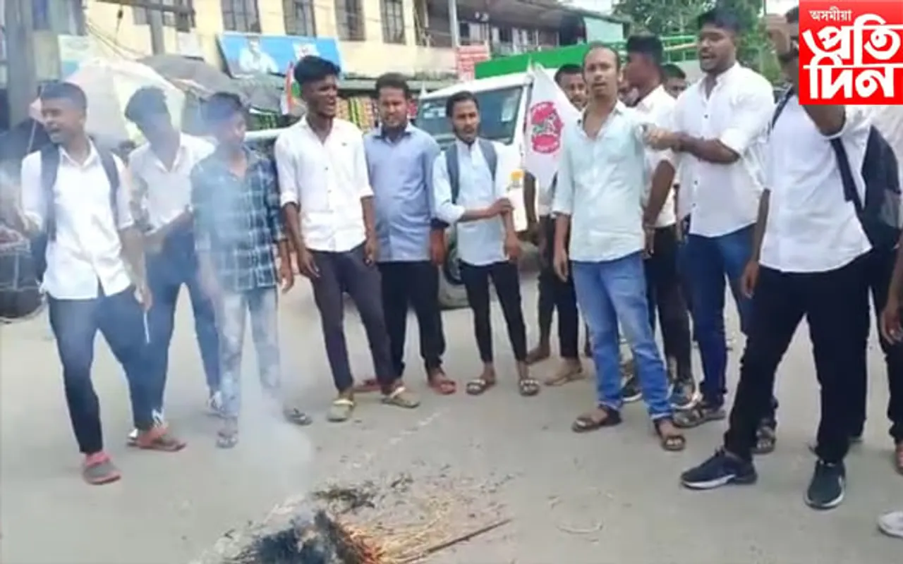 অসমীয়া ভাষাক লৈ বিৰূপ মন্তব্য কৰা বিজেপি নেতা আব্দুল আজিজৰ বিৰুদ্ধে ৰূপহীহাটত প্ৰতিবাদ…