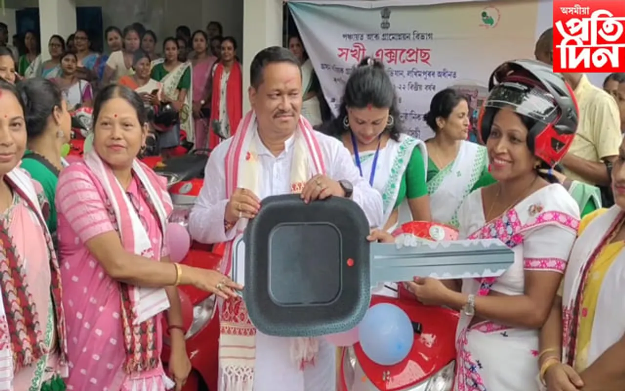 নাৰায়ণপুৰত সখী এক্সপ্ৰেছৰ অধীনত ৪৭ গৰাকী মহিলাক স্কুটি বিতৰণ…