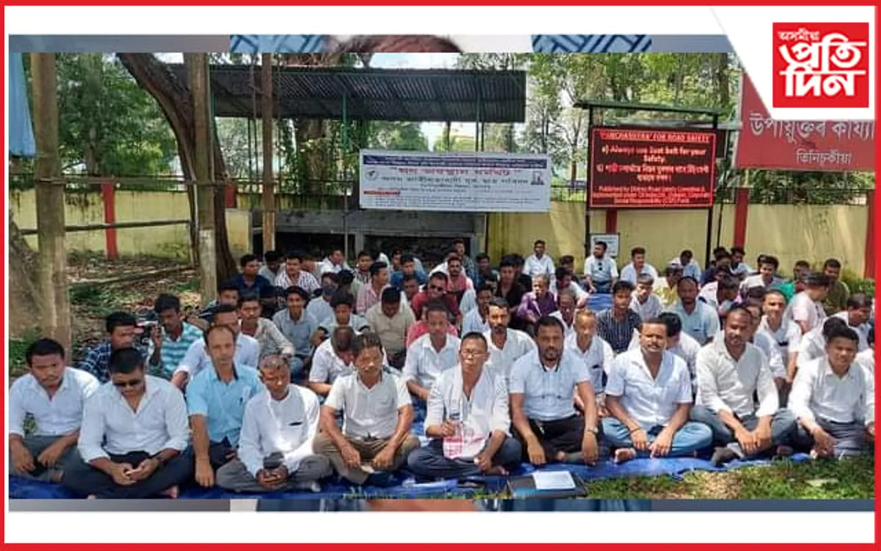 অংক, বিজ্ঞান বিষয় ইংৰাজীত পাঠদানৰ সিদ্ধান্ত বাতিলৰ দাবী, তিনিচুকীয়াত প্ৰতিবাদ