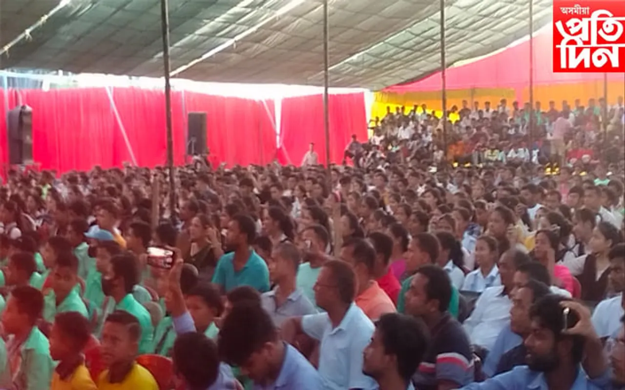 নাট্যনগৰী পাঠশালাত  আগশাৰীৰ ভ্ৰাম্যমাণ নাট্য দলৰ অঘোষিত প্ৰতিযোগিতা
