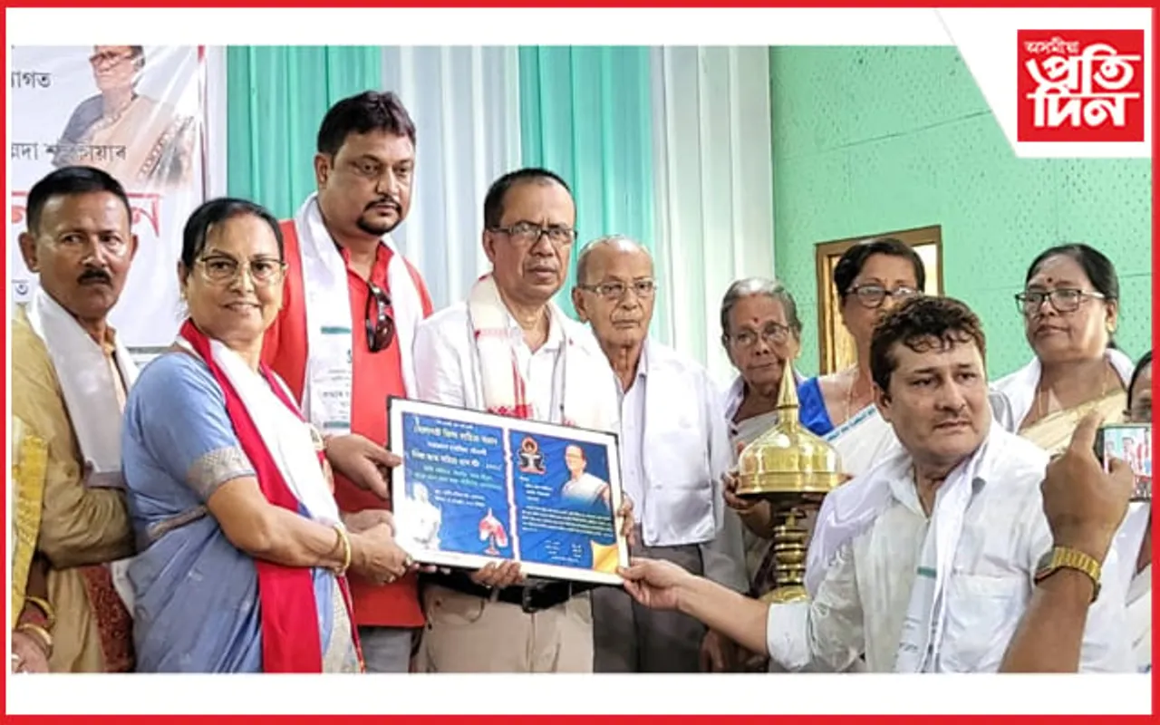 প্ৰেৰণাময়ী অন্নদা শইকীয়াৰ স্মৃতিচাৰণ সভা সম্পন্ন: মৰনোত্তৰ ভাৱে মহেন্দ্ৰনাথ হাজৰিকা সোঁৱৰণী বঁটা প্ৰদান…
