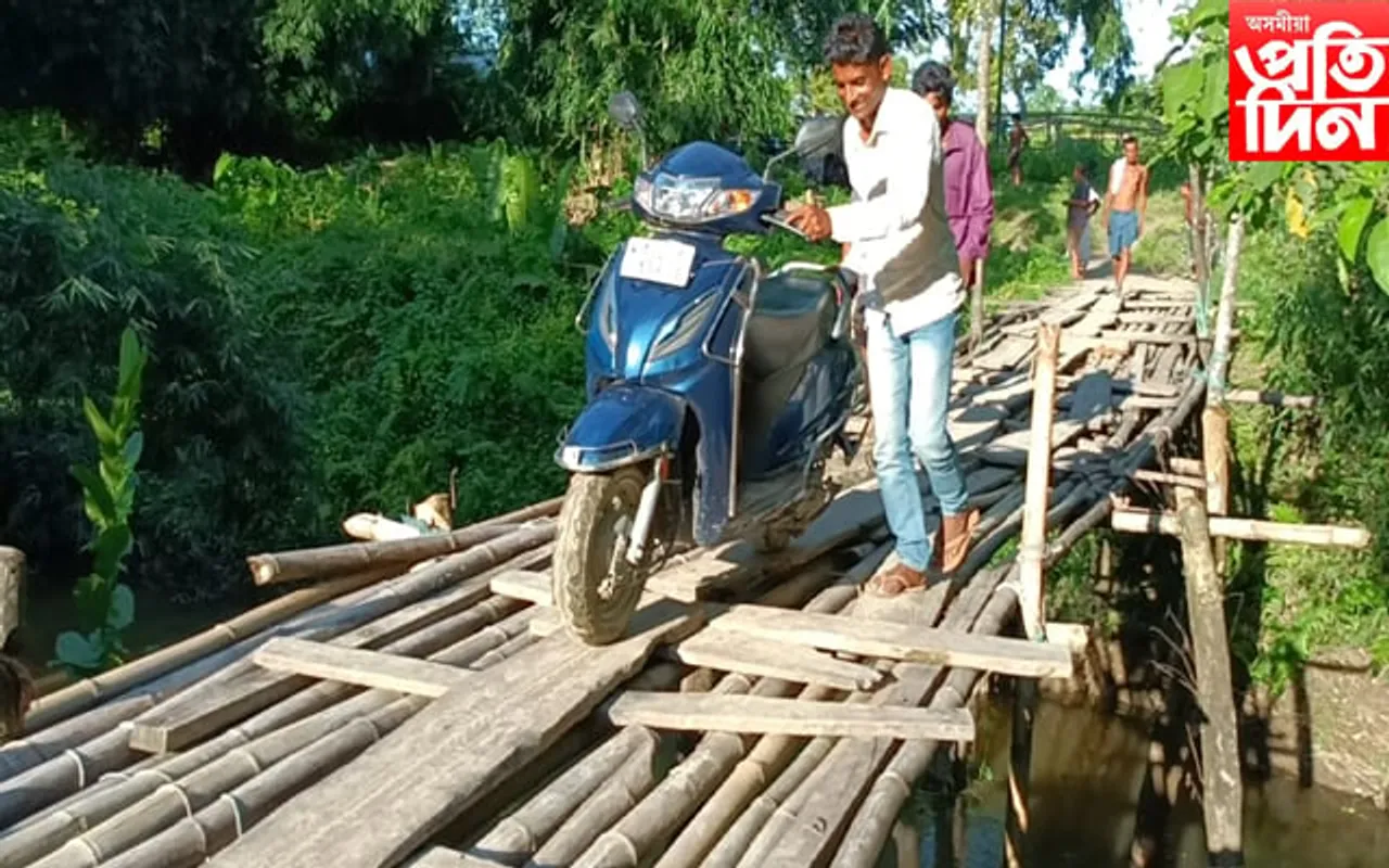 টেকেৰী-ডুৱাগাঁও সংযোগী কুলাজান নৈৰ ওপৰত আজিও হৈ নুঠিল এখন পকী দলং…