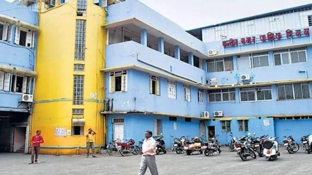 Indore news: इंदौर में अवैध दुकानों  पर नगर निगम का डंडा, पांच दुकानों को हटाया,शौचालय तोड़कर बनाई थी दुकान