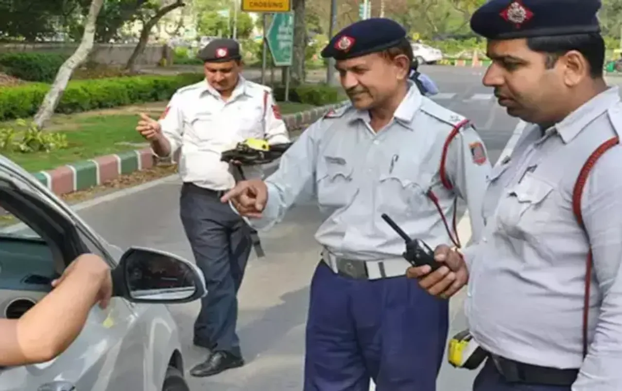UP NEW TRAFFIC RULE: यूपी में ट्रैफिक नियम तोड़ने वालों पर सख्त कार्रवाई, नए नियमों में भारी जुर्माना और दंड
