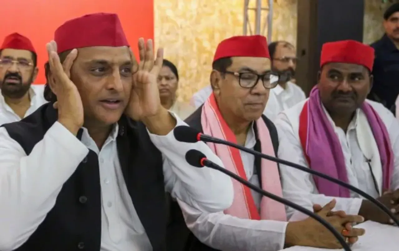 Akhilesh Yadav Security: अखिलेश यादव कार्यकर्ताओं की भीड़ में फंसे, योगी सरकार पर फोड़ा सुरक्षा का ठीकरा