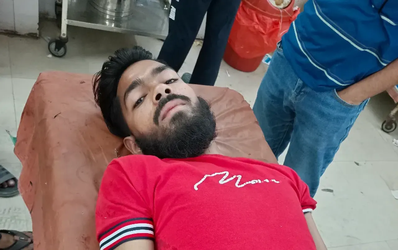 Bijnor News: बिजनौर में दो पक्षों में झड़प, दो को गोली लगी,पैसों के विवाद में फायरिंग, एक घायल, आरोपियों की तलाश जारी