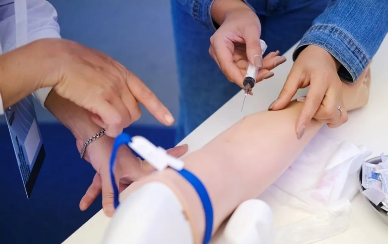 FPAI की ग्वालियर ब्रांच का ये कैसा कोर्स: मात्र 4 माह में इंजेक्शन लगाना और ड्रिप चढ़ाना सीख रहे छात्र, नौकरी का भी वादा