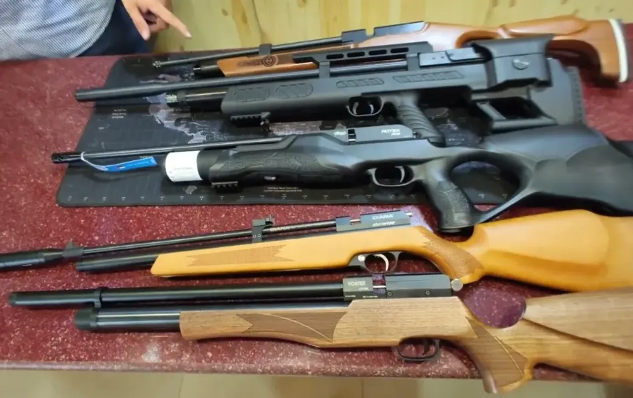 Agra Female Teacher: आगरा में महिला टीचर की दहशत, राह चलते मारती है एयर गन से छर्रे, कई बच्चे घायल