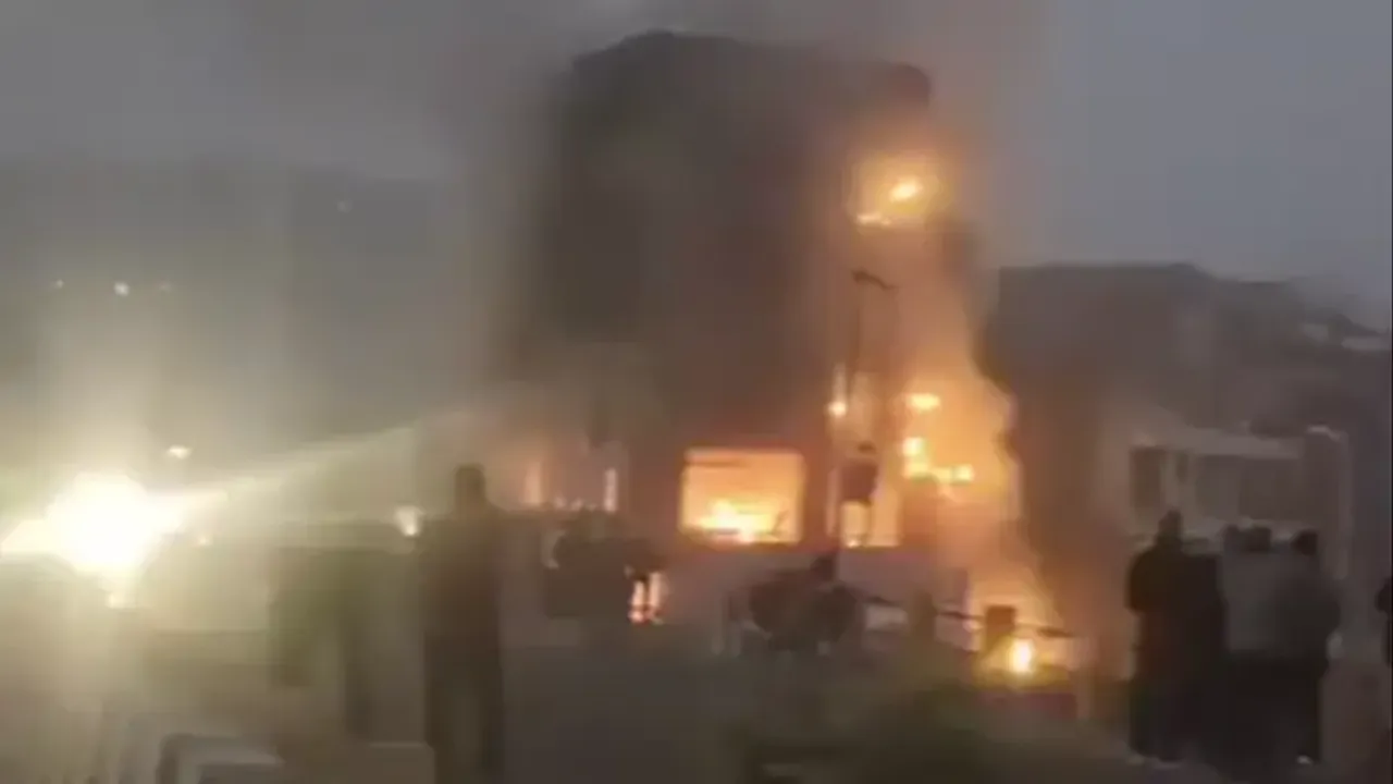 Gorakhpur Hotel Fire Accident: गोरखपुर में 4 मंजिला होटल में भीषण आग,12 करोड़ की बिल्डिंग खाख, एक की मौत