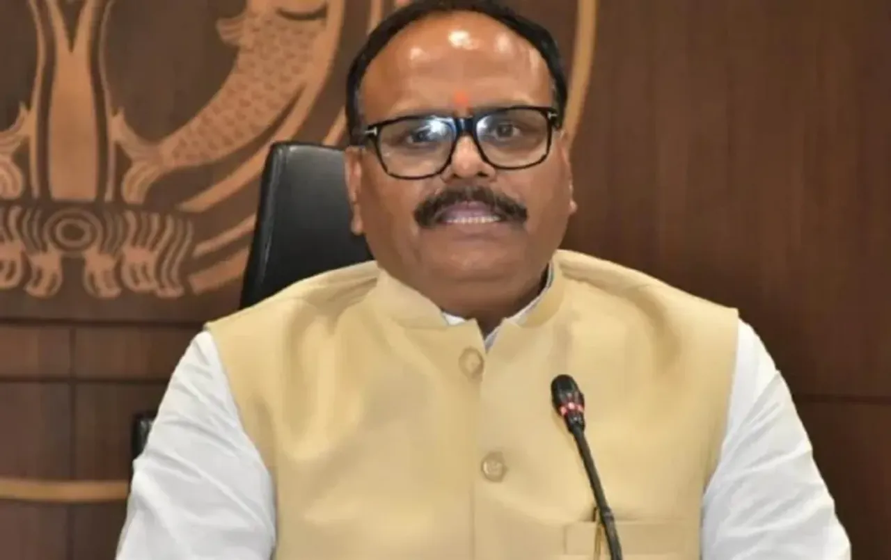 Deputy CM Action: डिप्टी सीएम ब्रजेश पाठक अचानक पहुंचे अयोध्या, सामुदायिक स्वास्थ्य केंद्र की व्यवस्था देख भड़के