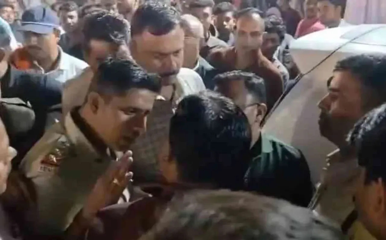 कवर्धा राज्योत्सव में हंगामा: BJP कार्यकर्ता ने थाना प्रभारी योगेश कश्यप का पकड़ा था कॉलर, पुलिस ने दर्ज किया मामला