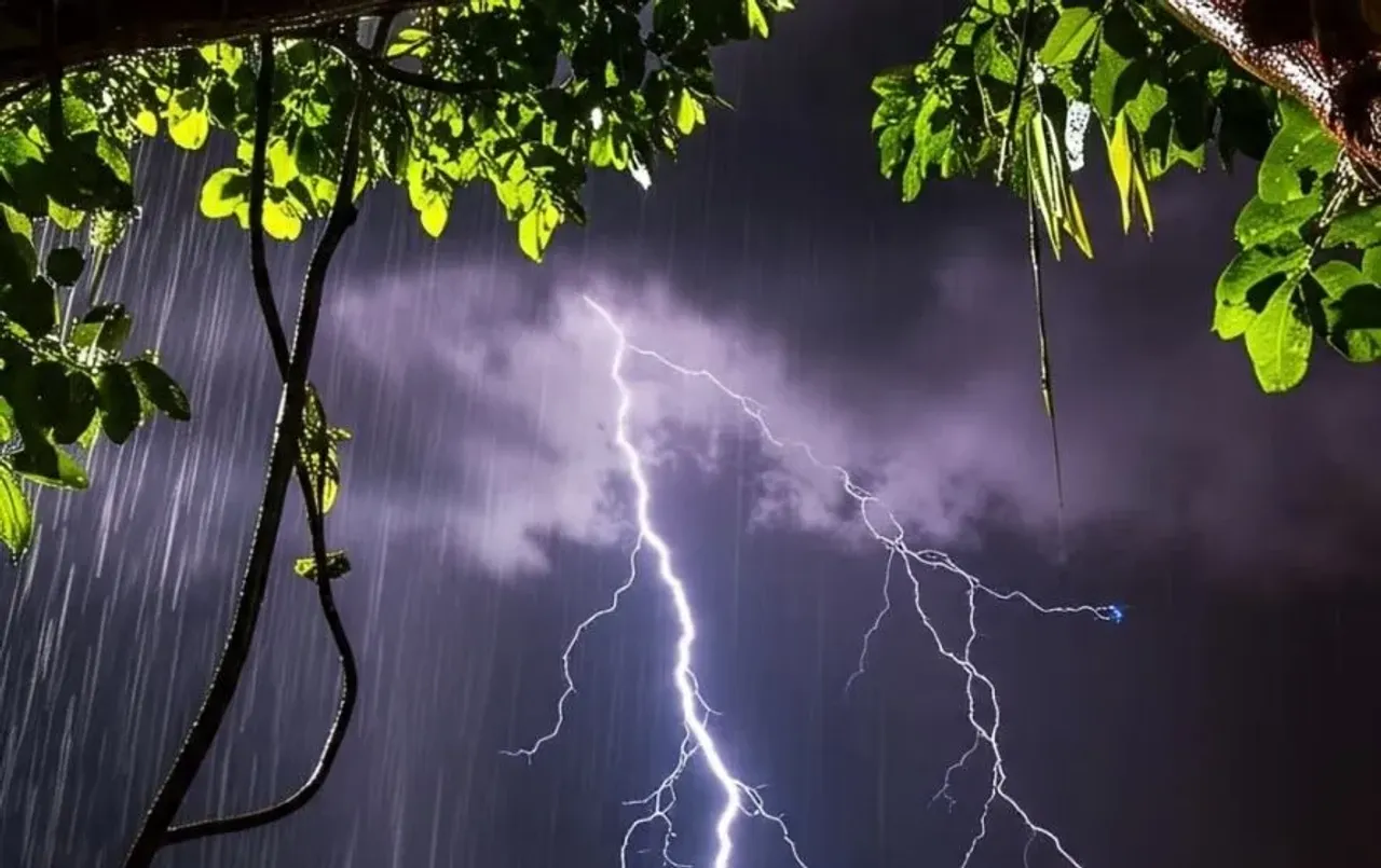 UP weather update: उत्तर प्रदेश में भारी बारिश का कहर, 35 जिलों में रेड अलर्ट, नदियों में उफान से बाढ़ का खतरा