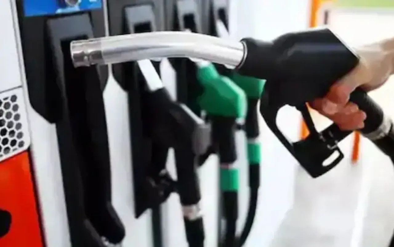 पेट्रोल-डीजल पर बढ़ी एक्साइज ड्यूटी: 2 रुपए बढ़ाई‌ एक्साइज ड्यूटी,‌ तेल कंपनियों की सफाई- ग्राहकों पर असर नहीं