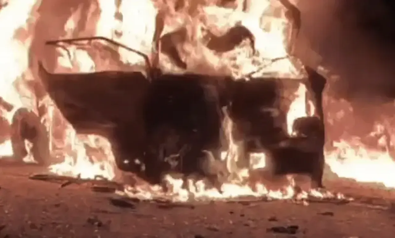 Indore Car Accident 4 people died 2 people burnt alive Mhow hindi news