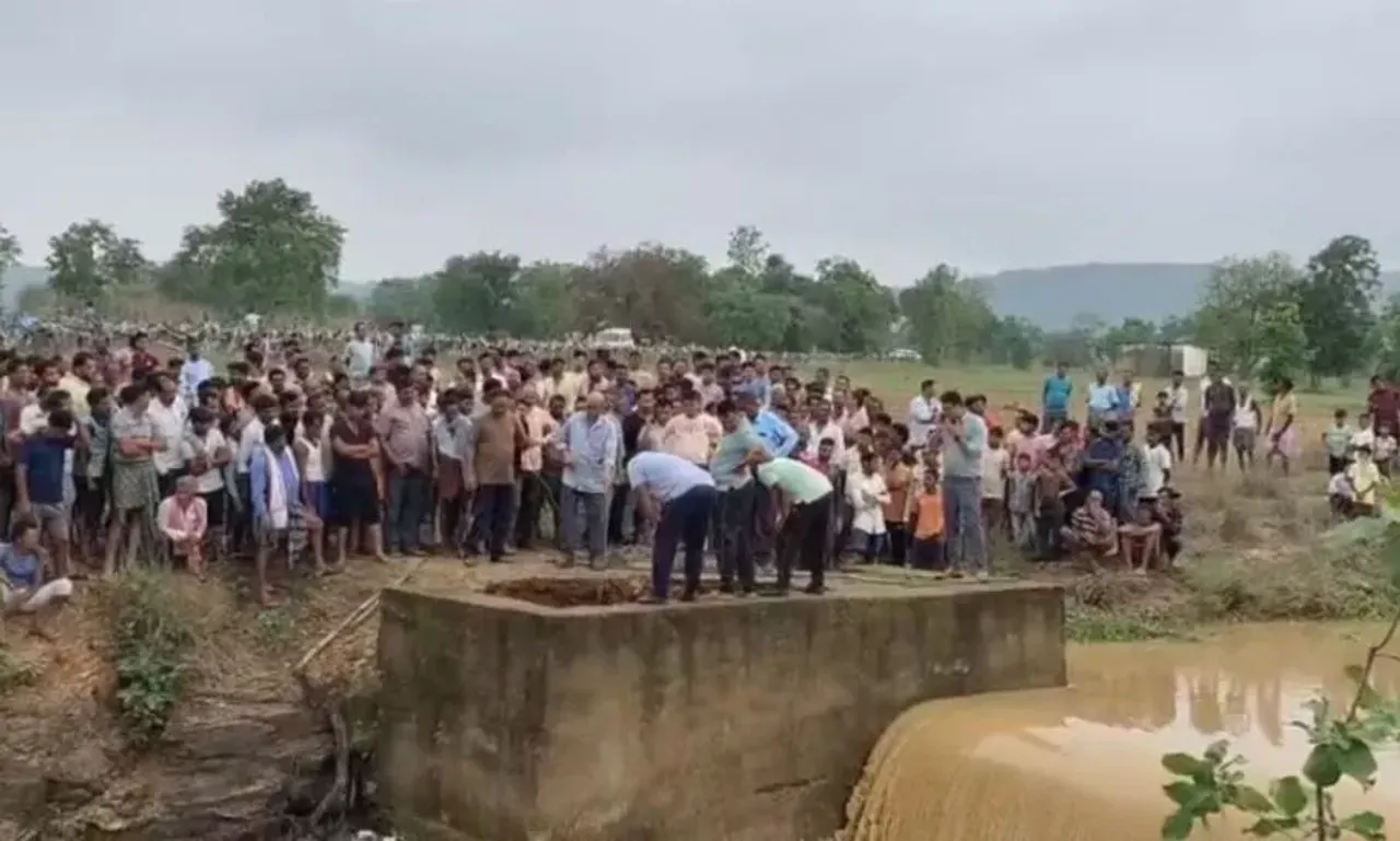 महासमुंद में बारिश के कारण स्टॉप डैम धंसा: बुजुर्ग मुरूम में दबा, बचाव कार्य 24 घंटे बाद भी जारी