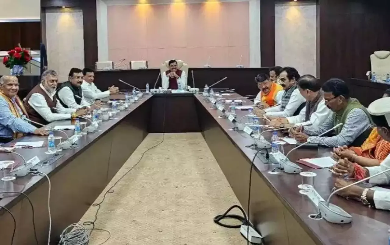 Mohan-Cabinet-Baithak