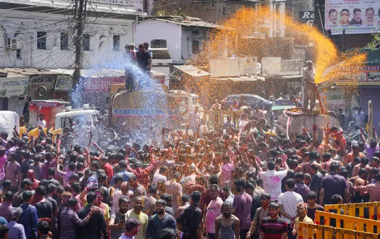 राजधानी पर चढ़ा होली का रंग: पुराने भोपाल में निकला चल समारोह, ऐसे मनाया जा रहा जश्न, देखें तस्वीरें