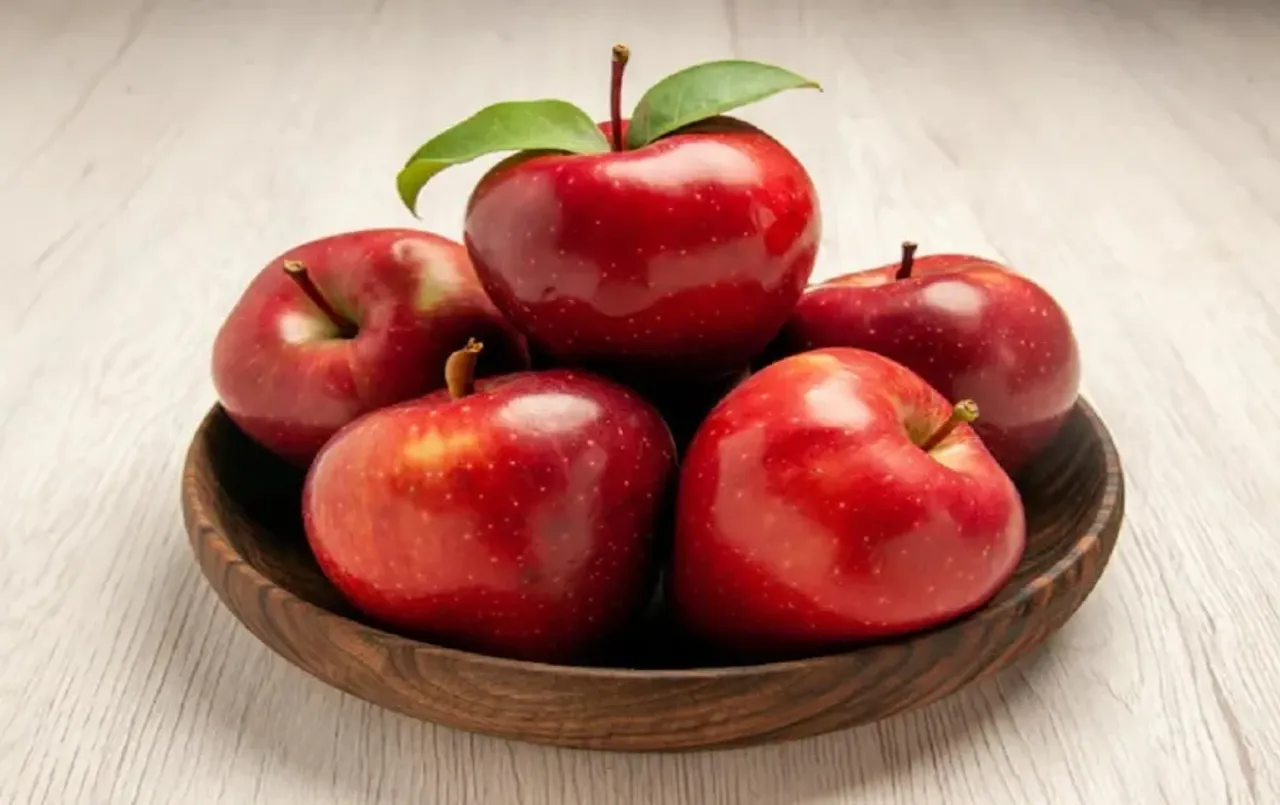 Apple Health Benefits: क्या आप जानते हैं सेब खाने का सही समय ? जानें हेल्दी लाइफ का राज, होंगे जबरदस्त फायदे