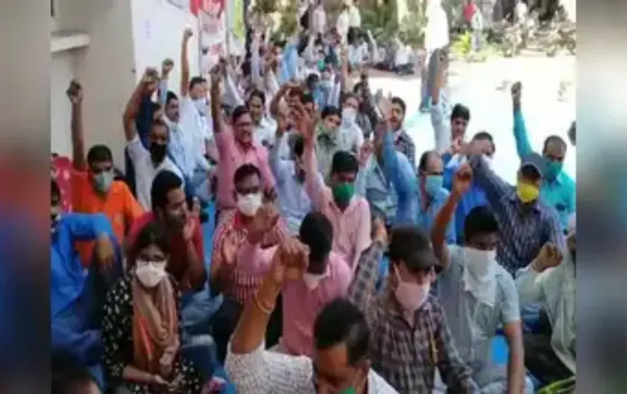 UP Samvida Worker: नहीं मान रही सरकार! संविदा कर्मियों नें खोला मोर्चा, सबको काम से निकालने का आदेश जारी