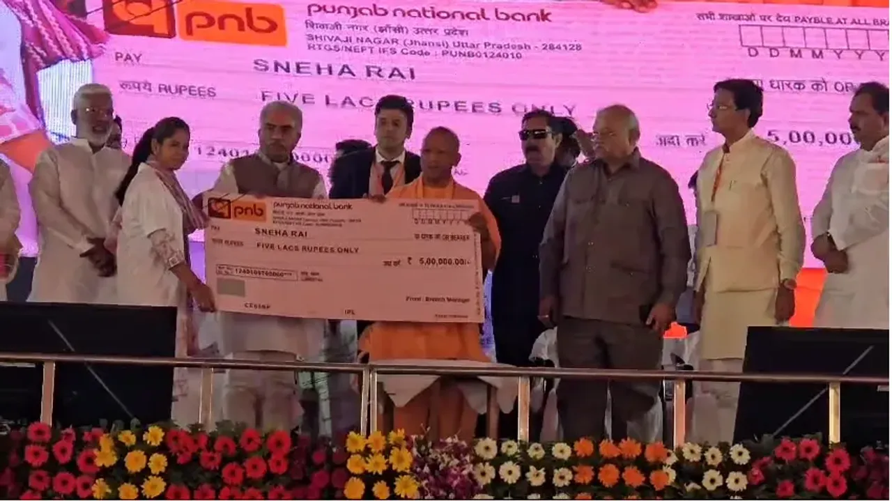 CM Yogi: यूपी के युवाओं के भविष्य से खिलवाड़ बर्दाश्त नहीं, यहां दंगाई दोबारा पैर न रख पाएं, झांसी में गरजे सीएम योगी