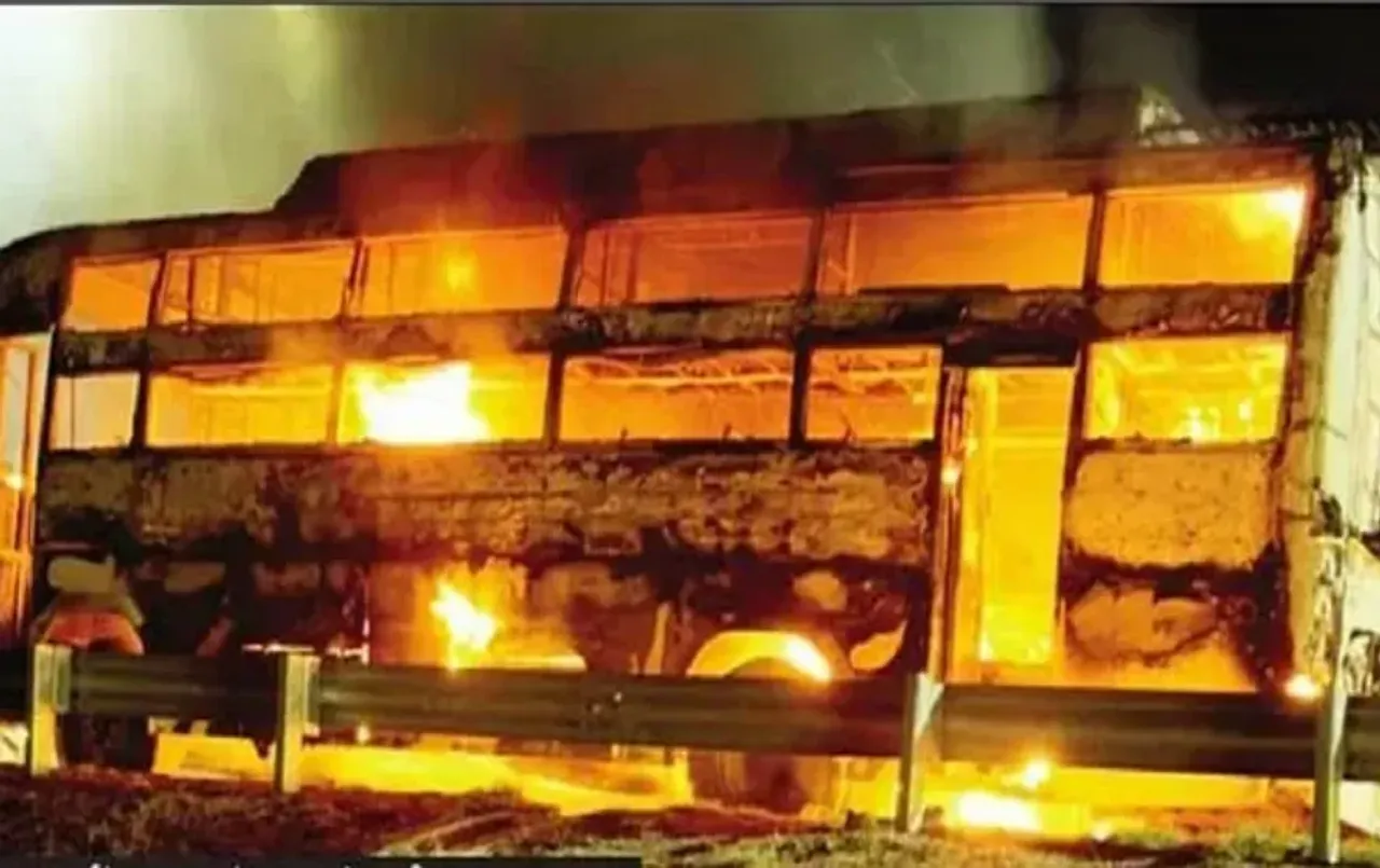 Aligarh Bus Fire Accident: पानीपत जा रही बस में लगी भीषण आग, 60 यात्रियों ने कूदकर बचाई जान, सामान जलकर राख