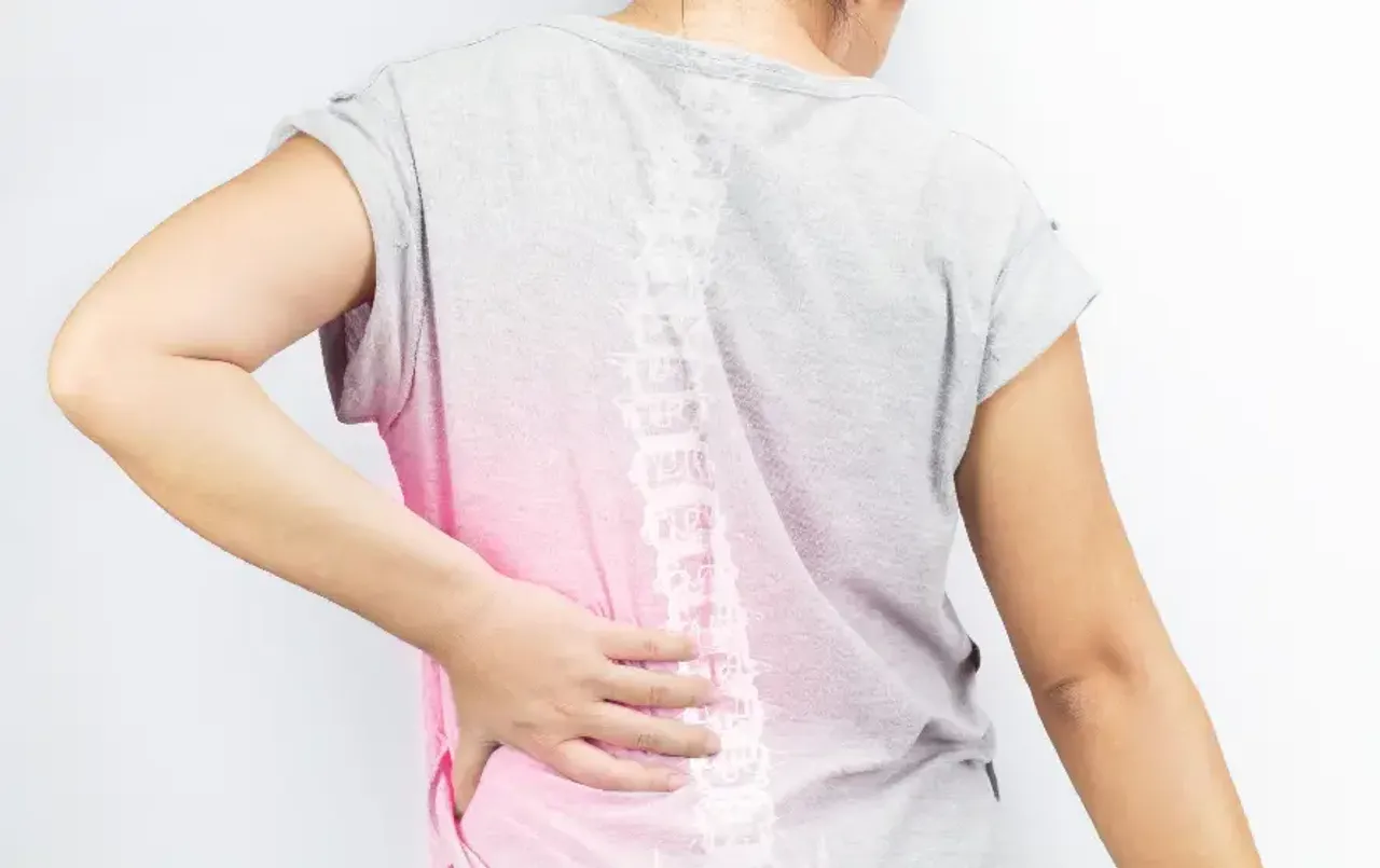 Osteoporosis symptoms: महिलाओं में 30 की उम्र के बाद हो जाती हैं हड्डियां कमजोर, लक्षण और बचाव के तरीके जानें