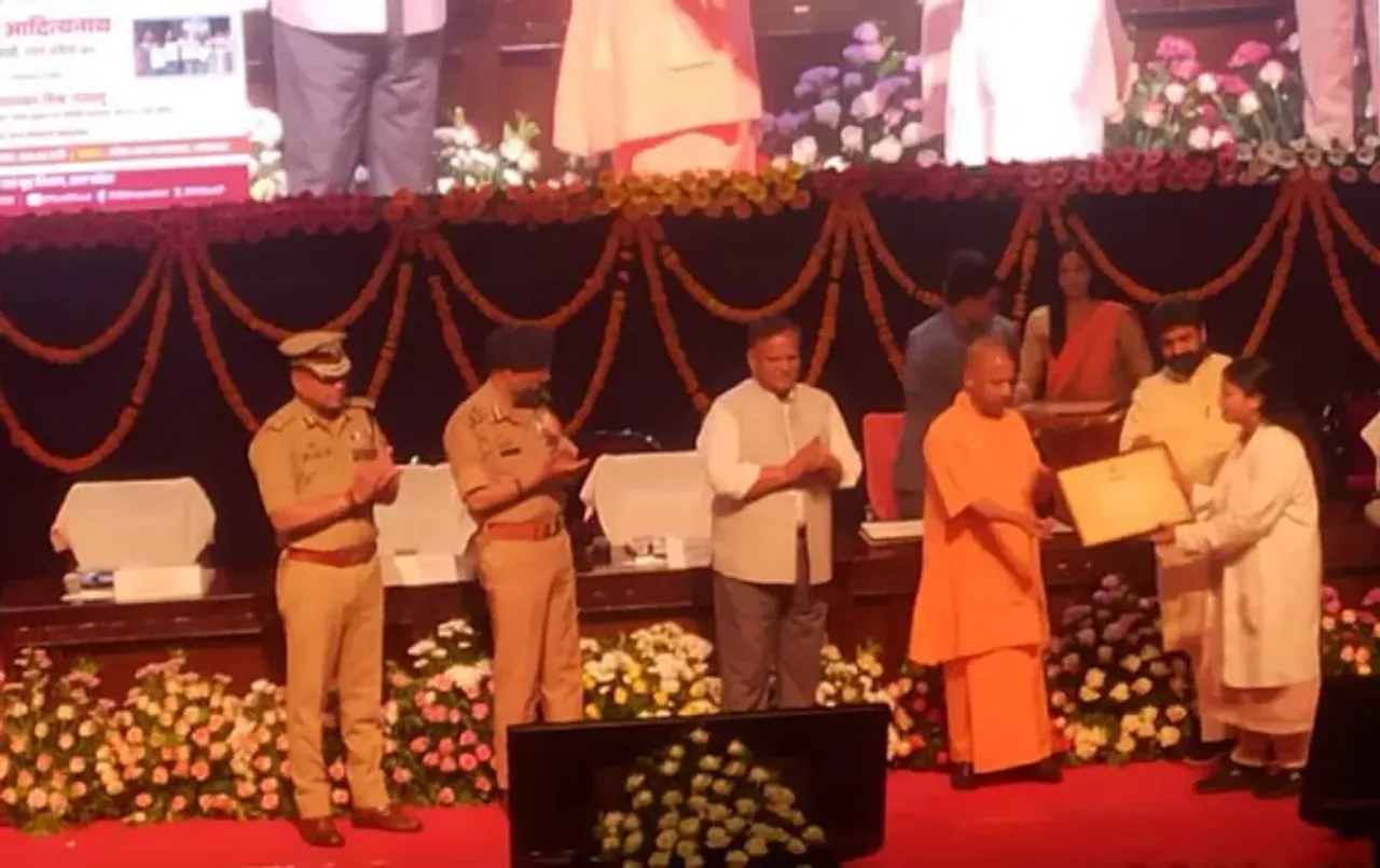 CM Yogi:  सीएम योगी ने आयुष विभाग के 283 चिकित्सा अधिकारियों को दिए नियुक्ति पत्र, बोले आठ साल में दी गईं 8.5 लाख नौकरी