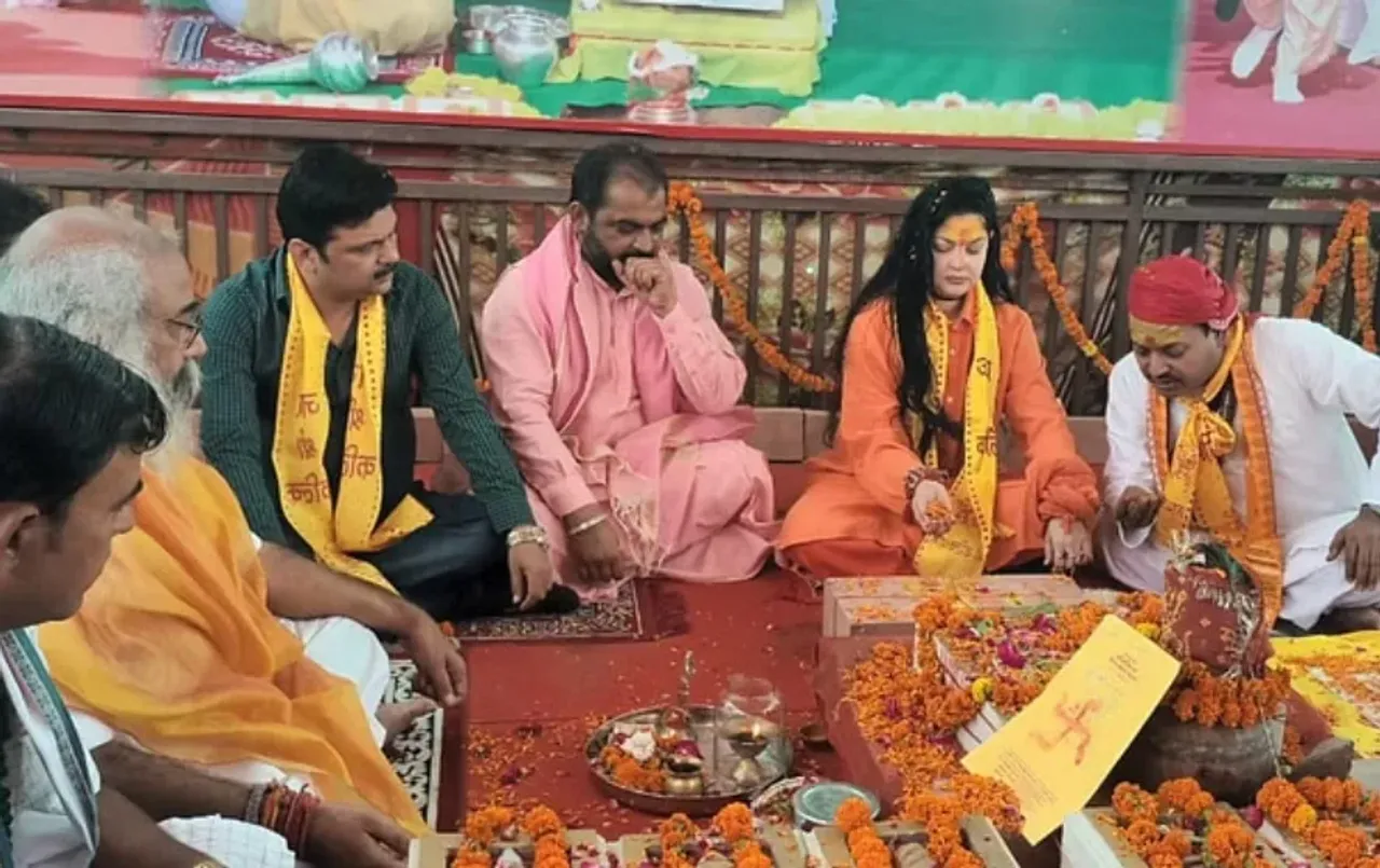 UP Sambhal Former Actress Mamta Kulkarni reached Kalki Dham zxc