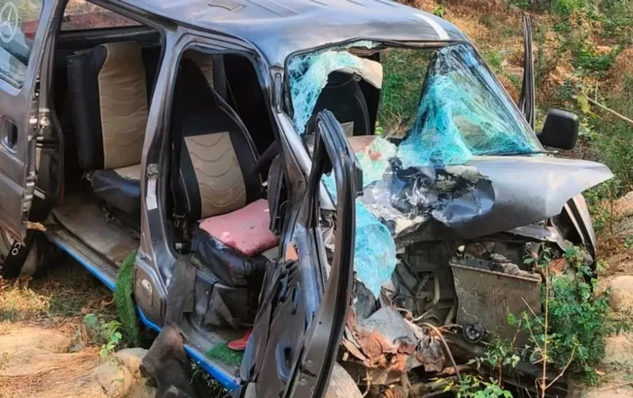 UP Shahjahanpur road accident discover bike collide with eco 6 dead update