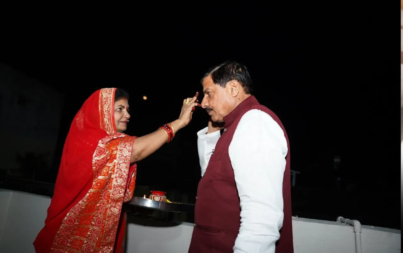 सुहागिनों ने चांद देखकर की पूजा: सीएम मोहन यादव ने उज्जैन में मनाया करवा चौथ, शिवराज ने पत्नि साधना सिंह का खुलवाया व्रत