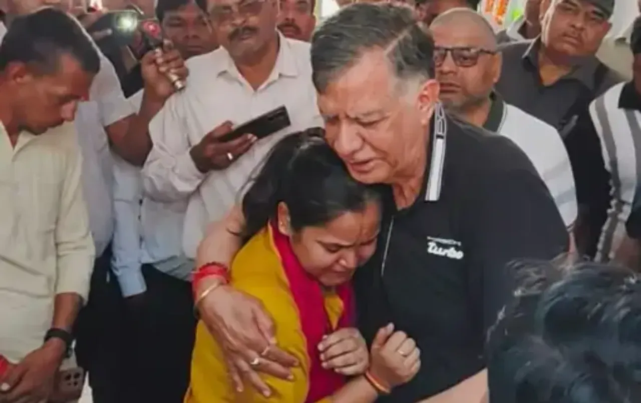 Shubham Dwivedi Wife: अदा हुआ सिंदूर का हक़, विधानसभा अध्यक्ष ने शुभम की पत्नी के छुए पैर, भावुक पलों में गले मिलकर रोए