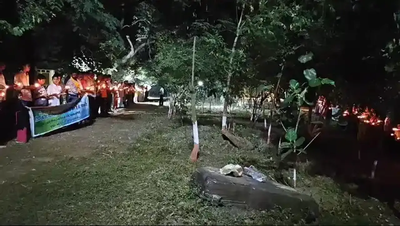 भोपाल में मनाई पर्यावरण को समर्पित दिवाली: पेड़ों की उतारी आरती, पार्क में पेड़ों के नीचे जलाए दिए