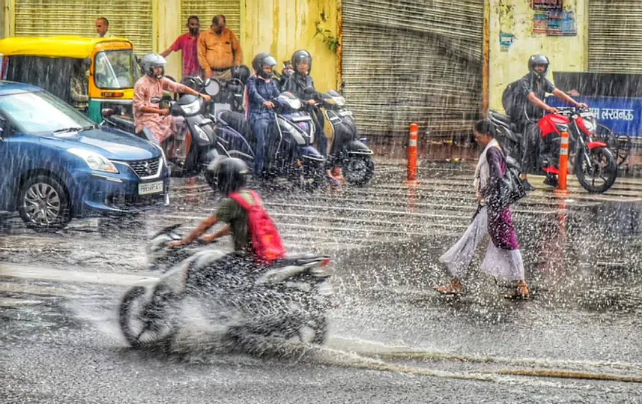 UP Weather: यूपी में मौसम का मिजाज बदला, अवध और पूर्वांचल में ओलावृष्टि से तबाही, 4 की मौत