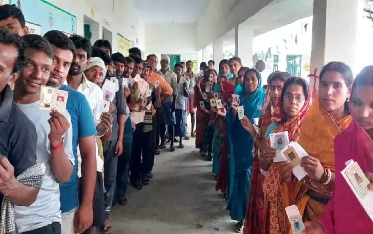 UP Voter List: वोटर लिस्ट 2025 में महा-बदलाव की तैयारी, अब 1200 वोटरों पर एक बूथ, घर बैठे बदलवाएं फोटो