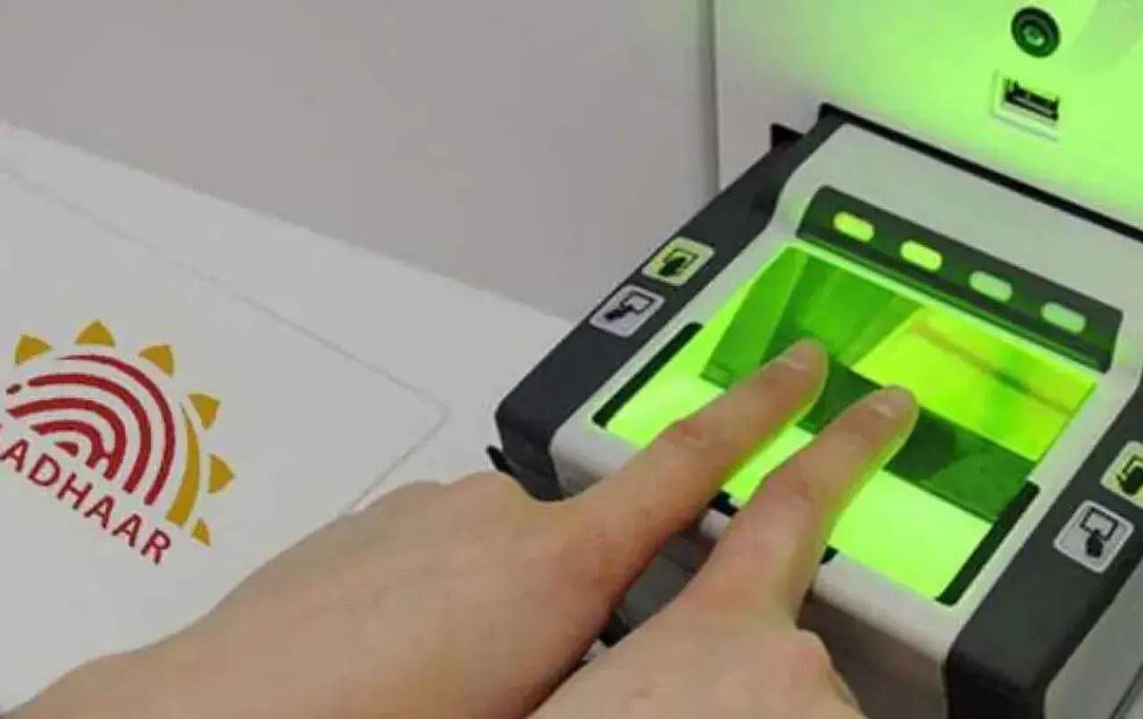 Aadhar Card Biometric: फ्रॉड से बचाना चाहते हैं अपना आधार कार्ड, इस आसान तरीके से लॉक या अनलॉक करें बायोमेट्रिक