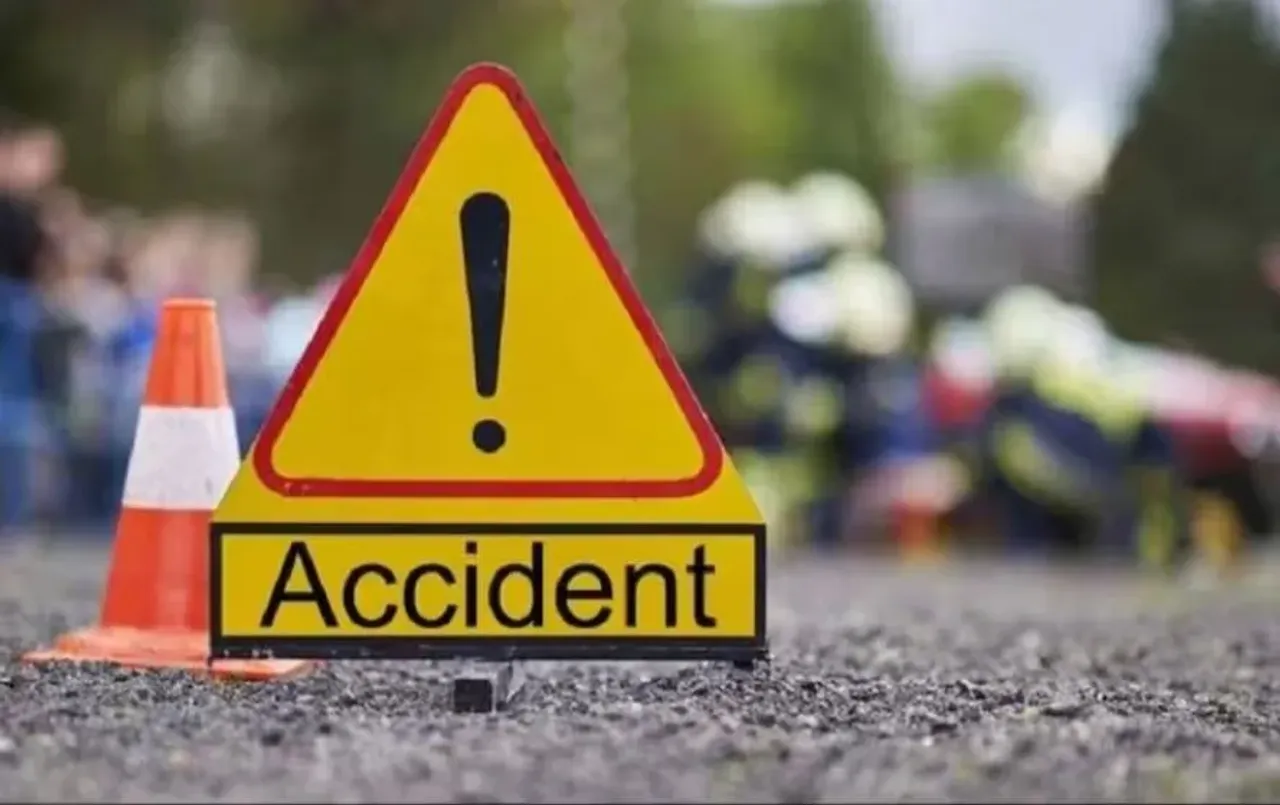 Chattarpur News: छतरपुर में बालू से भरे ट्रक ने पटवारी को मारी टक्कर, गंभीर रूप से घायल