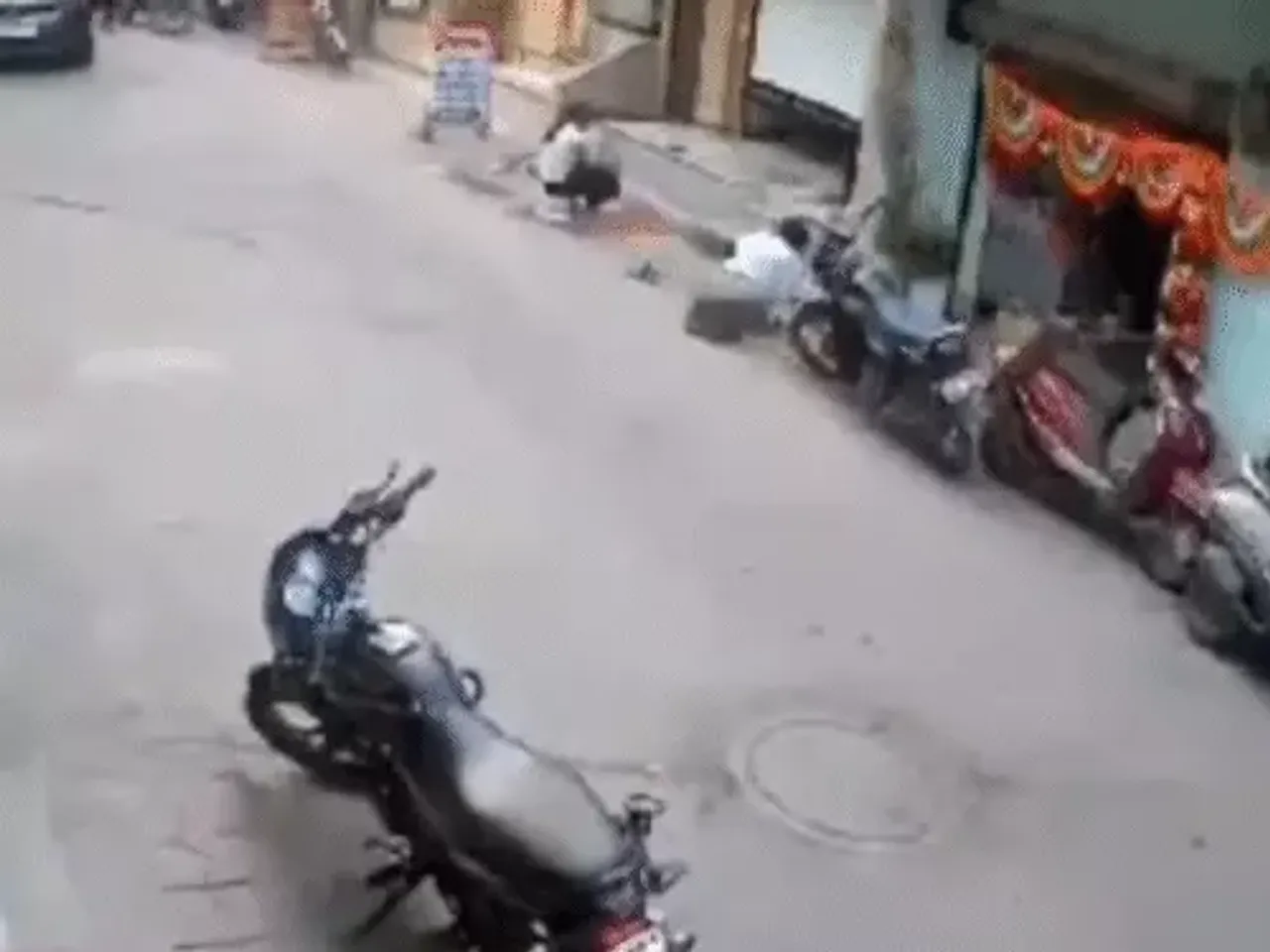 तेज रफ्तार कार ने 2 बच्चियों को कुचला: घर के सामने बना रहीं थी रंगोली, आरोपी मौके से फरार, कार में लोगों ने की तोड़ फोड़