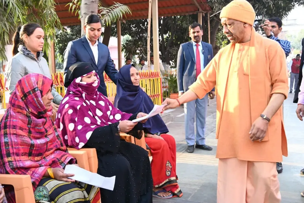 CM YOGI: सीएम योगी ने जनता दरबार में सुनी लोगों की परेशानी,कहा धमकाने, सताने और संपत्ति कब्जा करने वालों पर रखें नजर