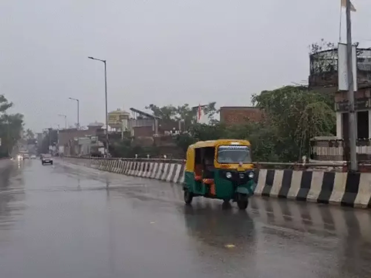 Cyclone Montha: तूफान मोन्था का यूपी में कहर, लखनऊ से वाराणसी तक बारिश, धान-सरसों की फसलें बर्बाद,18 जिलों में अलर्ट