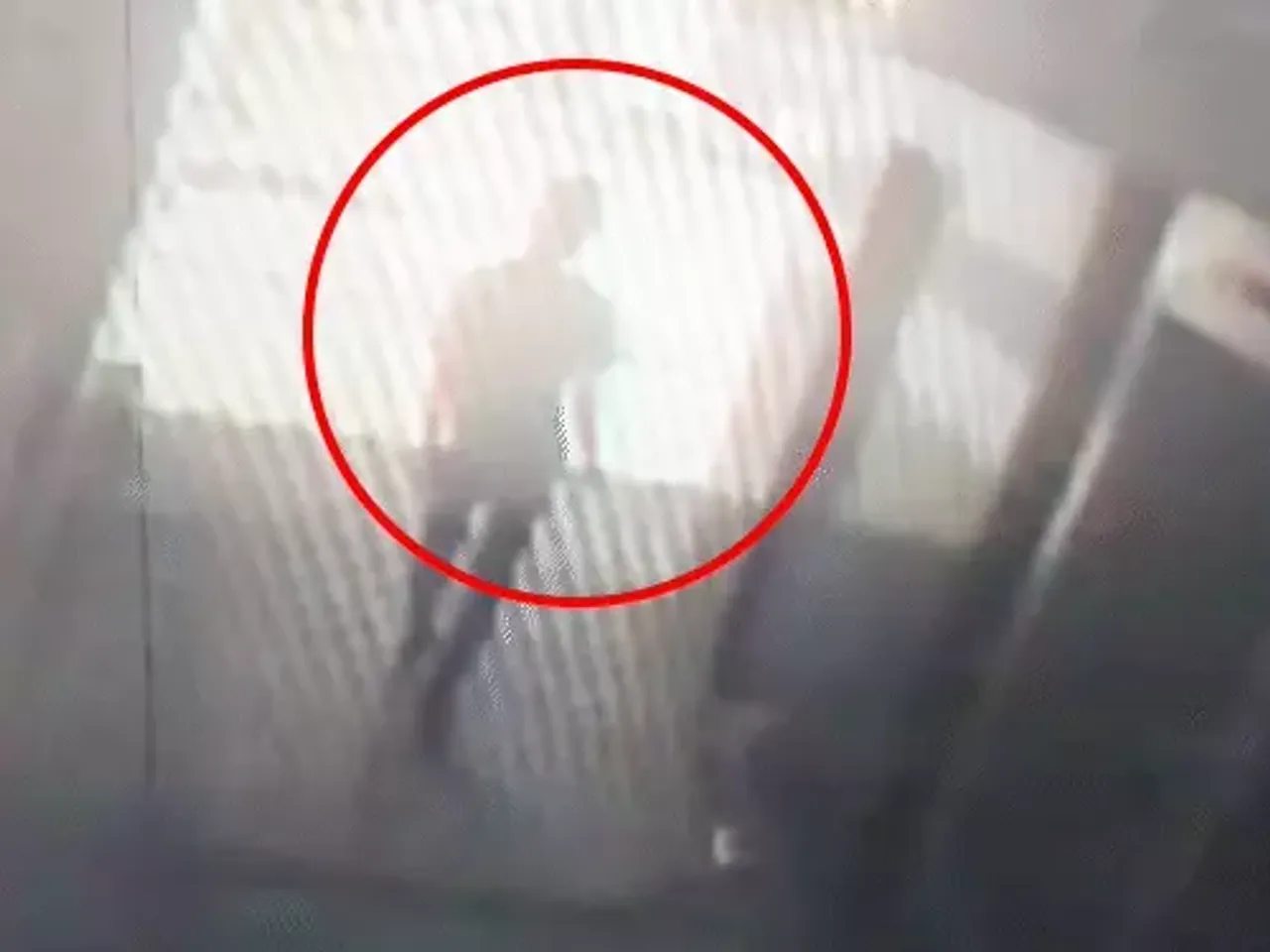 LucknowRapeVideo: नाबालिग बच्ची के साथ रेप का CCTV आया सामने, मां के बगल से बच्ची को उठाकर,मेट्रो लिफ्ट के पास किया रेप